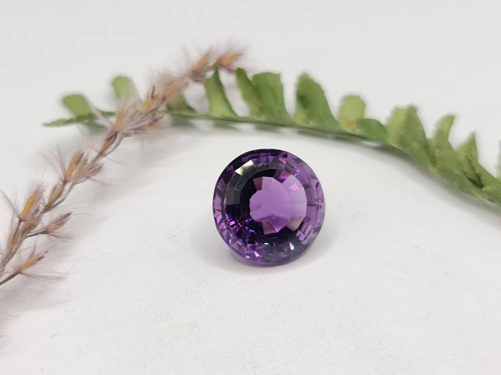 Feiner großer runder Amethyst, facettiert,violett, lila 14mm 10,16ct (Nr.280)