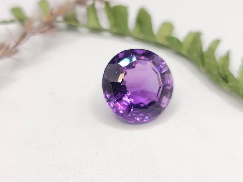 Schöner großer Amethyst, rund, violett, facettiert, lila 15,7mm 14,62ct (Nr.281)