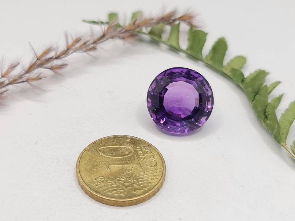 Schöner großer Amethyst, rund, violett, facettiert, lila 15,7mm 14,62ct (Nr.281)