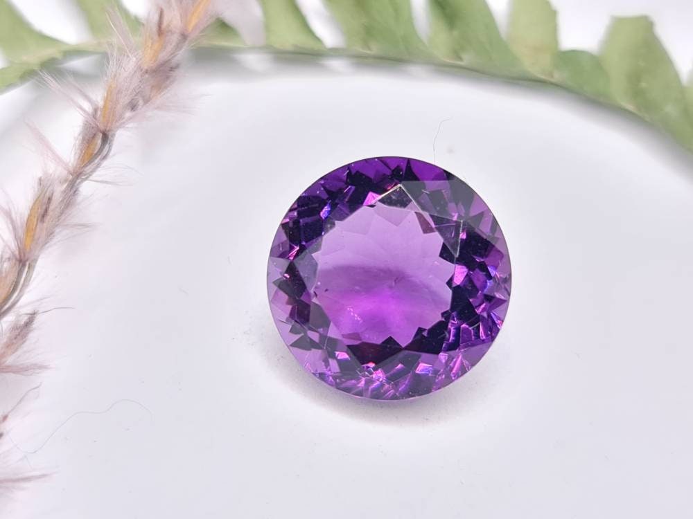 Großer violetter facettierter Amethyst, rund, lila 15mm 11,67ct (Nr.282)