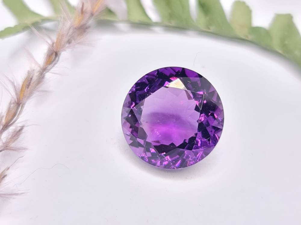 Großer violetter facettierter Amethyst, rund, lila 15mm 11,67ct (Nr.282)