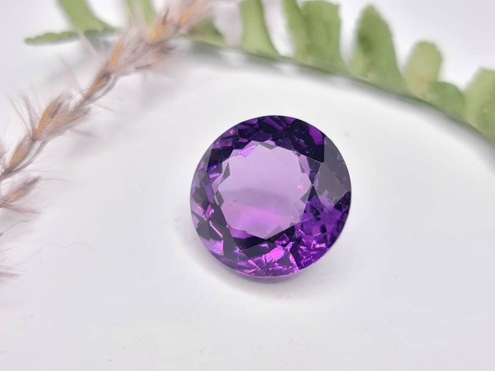 Großer violetter facettierter Amethyst, rund, lila 15mm 11,67ct (Nr.282)