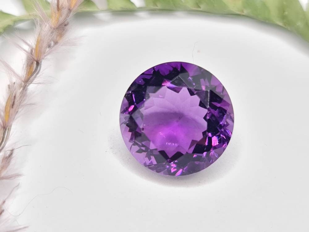 Großer violetter facettierter Amethyst, rund, lila 15mm 11,67ct (Nr.282)