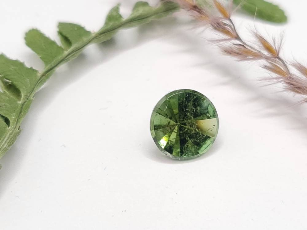 Runder, grüner Turmalin, facettiert im Spiegelschliff 10mm 3,77ct  (Nr.283)