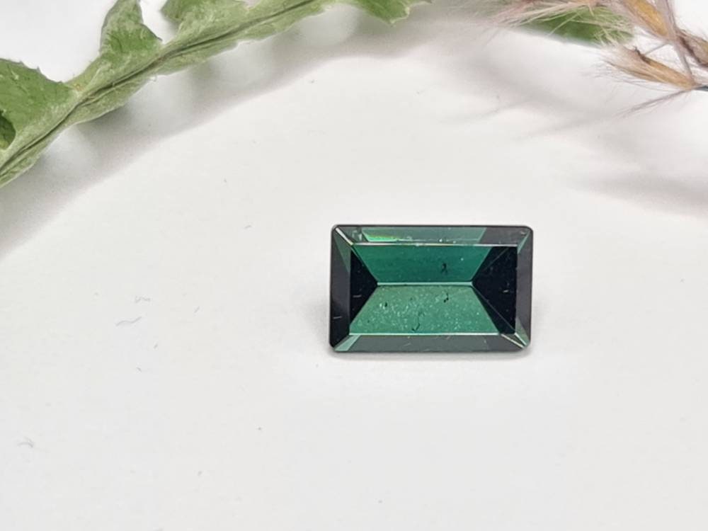 Blaugrüner rechteckiger Turmalin, facettiert 10,5x6,5mm 2,77ct (Nr.284)