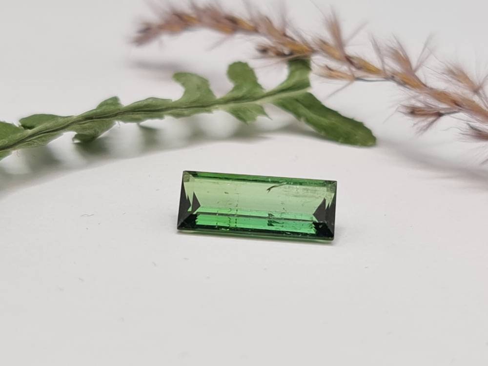 Rechteckiger grüner Turmalin, facettiert 15x6mm 3,68ct (Nr.285)