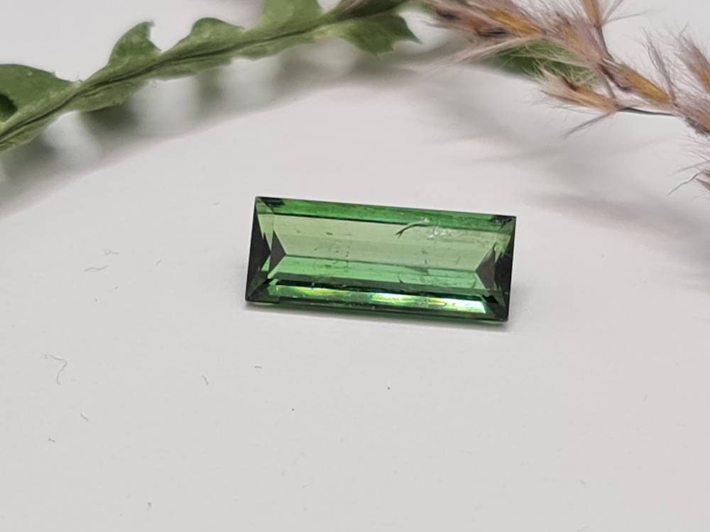 Rechteckiger grüner Turmalin, facettiert 15x6mm 3,68ct (Nr.285)