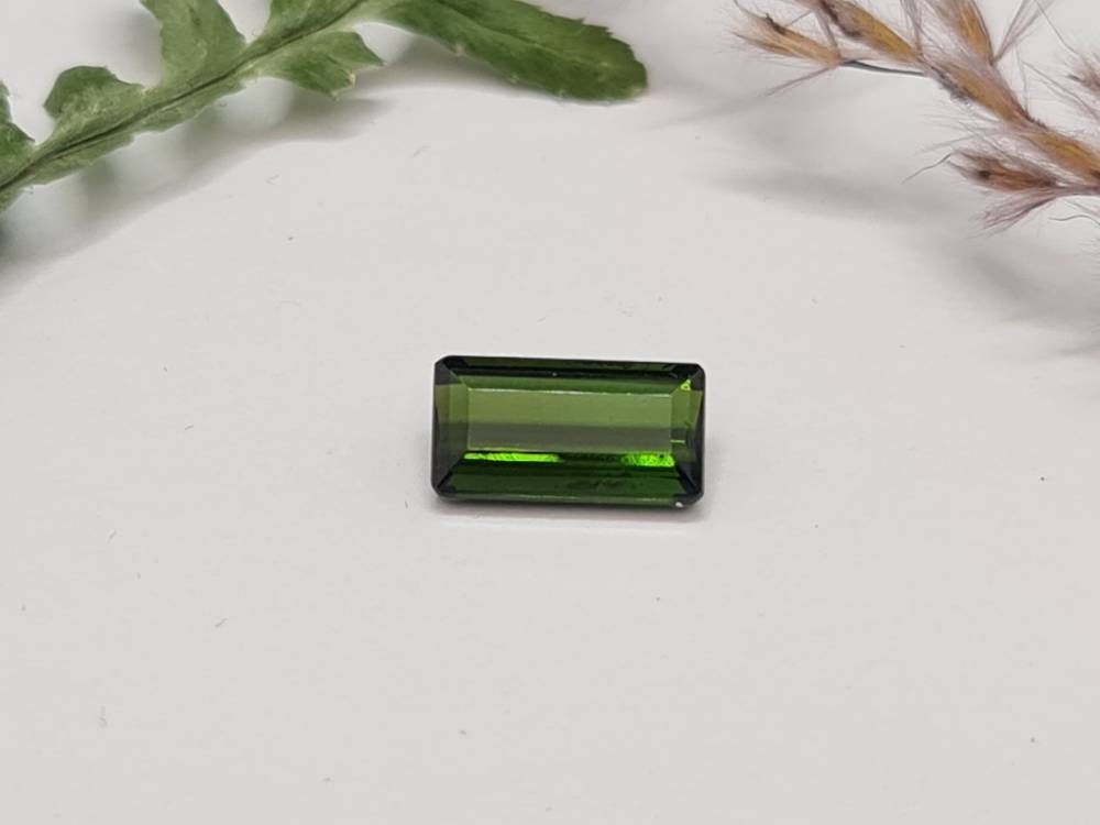 Rechteckiger grüner Turmalin, facettiert 11x6mm 2,34ct (Nr.287)