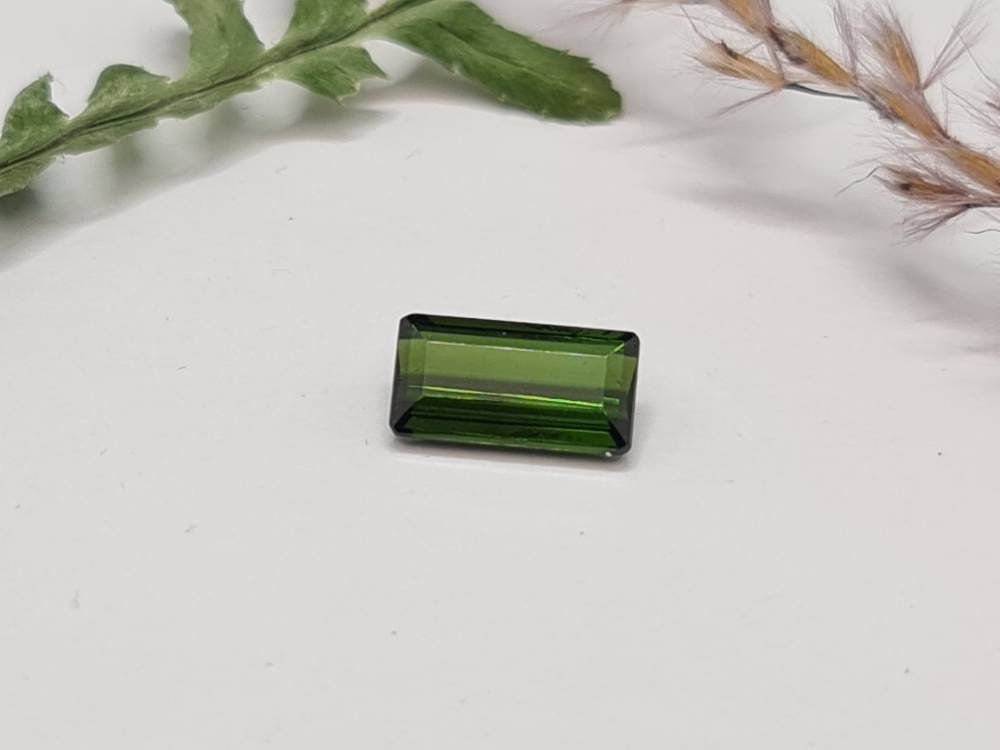 Rechteckiger grüner Turmalin, facettiert 11x6mm 2,34ct (Nr.287)