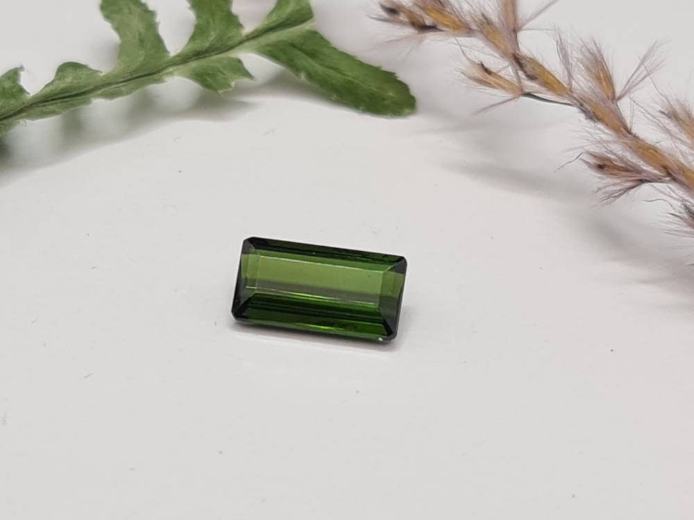 Rechteckiger grüner Turmalin, facettiert 11x6mm 2,34ct (Nr.287)