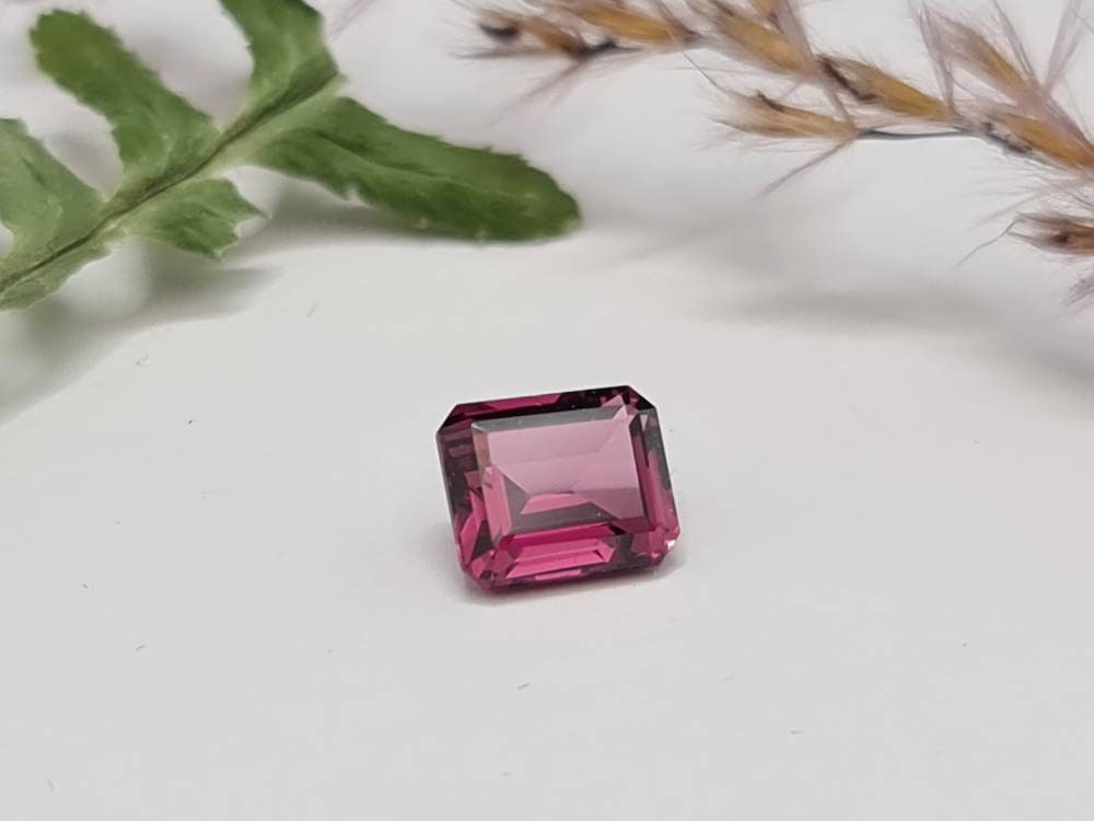 Rechteckiger rosa Turmalin, Rubellit, Oktagon facettiert 7,4x6mm  1,86ct (Nr.290)