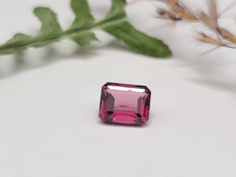 Rechteckiger rosa Turmalin, Rubellit, Oktagon facettiert 7,4x6mm  1,86ct (Nr.290)