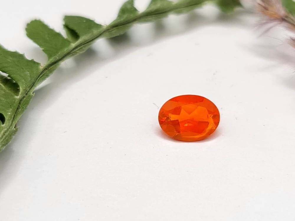 Orangefarbener Feueropal aus Mexiko, oval facettiert 8x6mm 0,78ct (Nr.294)