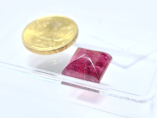 Nr.109 Rosa Turmalin als Cabochon geschliffen, viereckig "Pfaffenhütchen"12x12mm 7,77ct