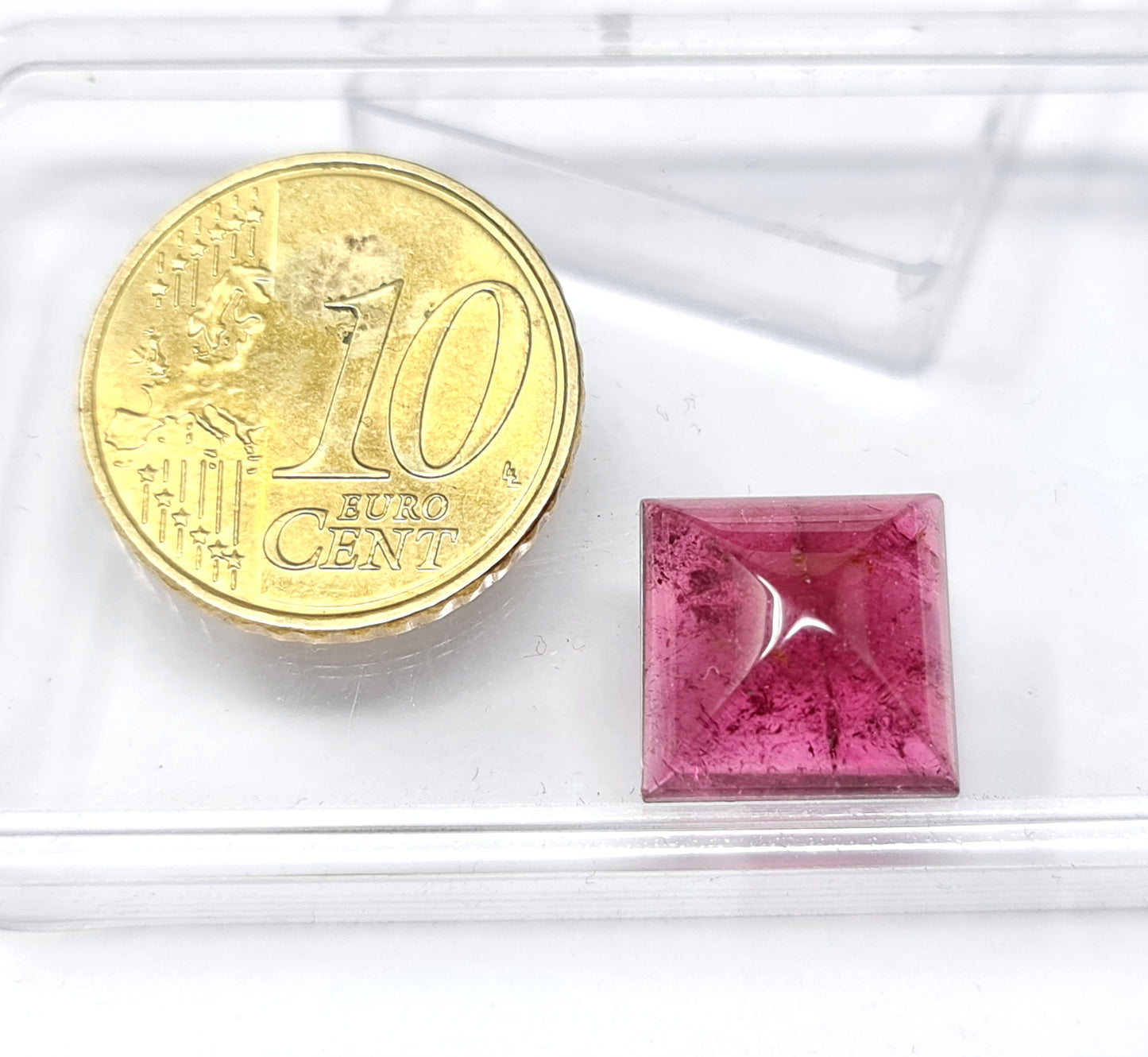 Nr.109 Rosa Turmalin als Cabochon geschliffen, viereckig "Pfaffenhütchen"12x12mm 7,77ct