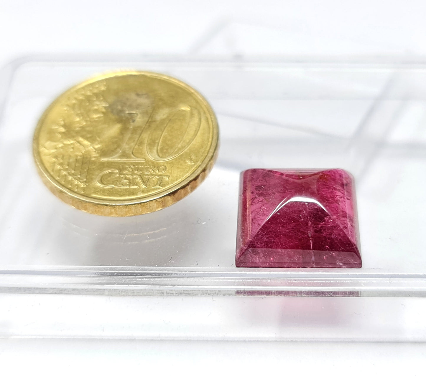 Nr.109 Rosa Turmalin als Cabochon geschliffen, viereckig "Pfaffenhütchen"12x12mm 7,77ct