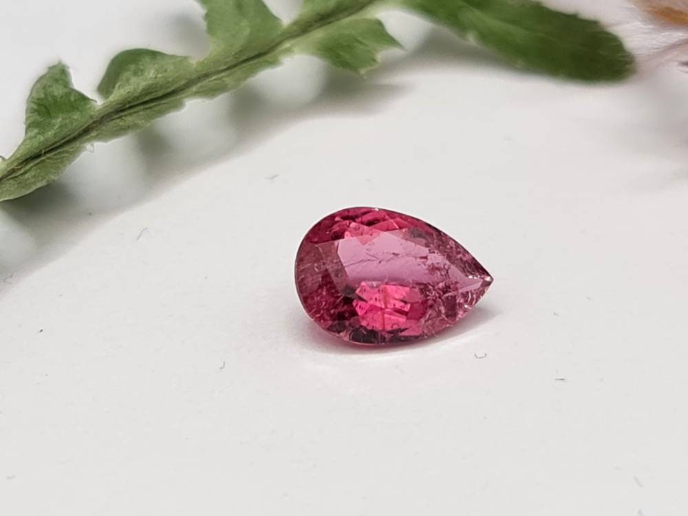 Facettierter rosa Turmalin, Tropfen/Träne 9x6mm 1,22ct (Nr.300)