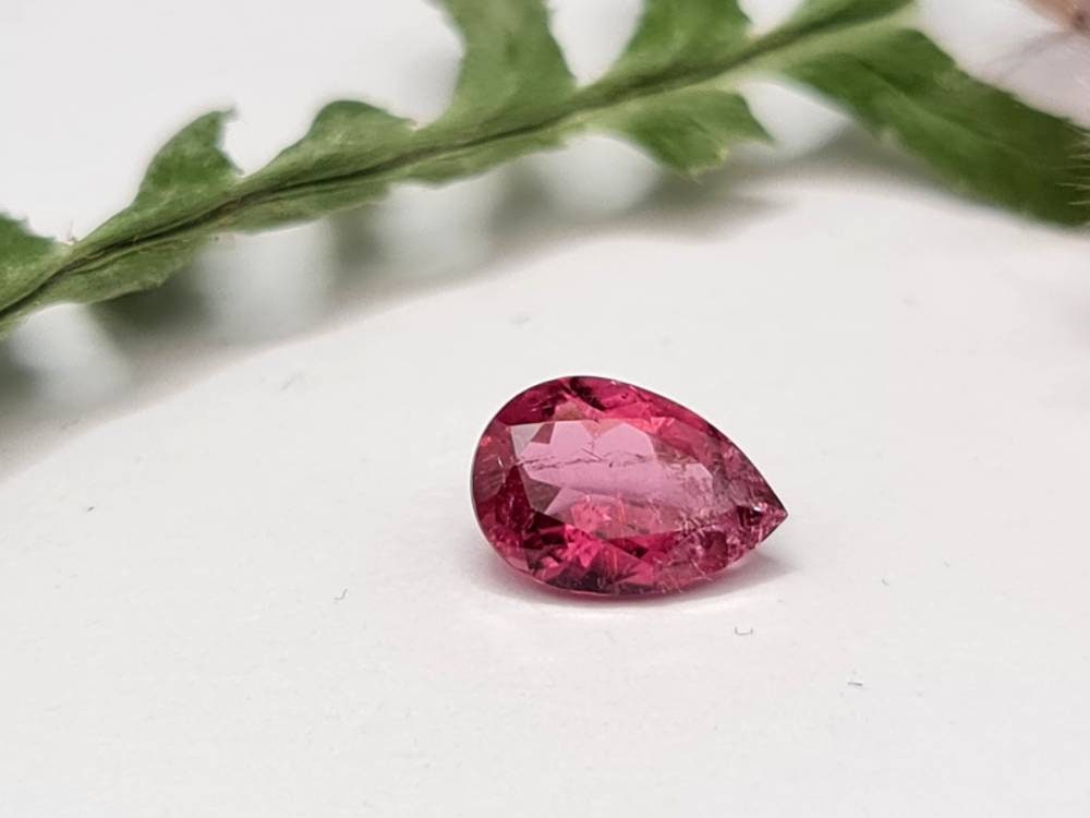 Facettierter rosa Turmalin, Tropfen/Träne 9x6mm 1,22ct (Nr.300)