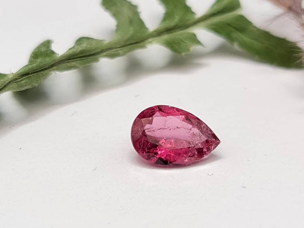 Facettierter rosa Turmalin, Tropfen/Träne 9x6mm 1,22ct (Nr.300)