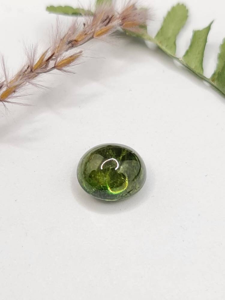 Grüner Turmalin, Cabochon, oval 10,3x9mm 6,18ct (Nr.304)