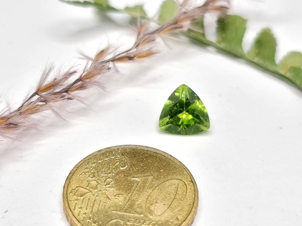 Peridot Trilliant, facettiert, grün 8x8mm 1,99ct (Nr.312)