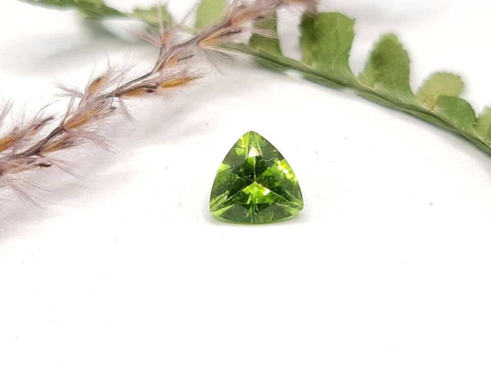 Peridot Trilliant, facettiert, grün 8x8mm 1,99ct (Nr.312)