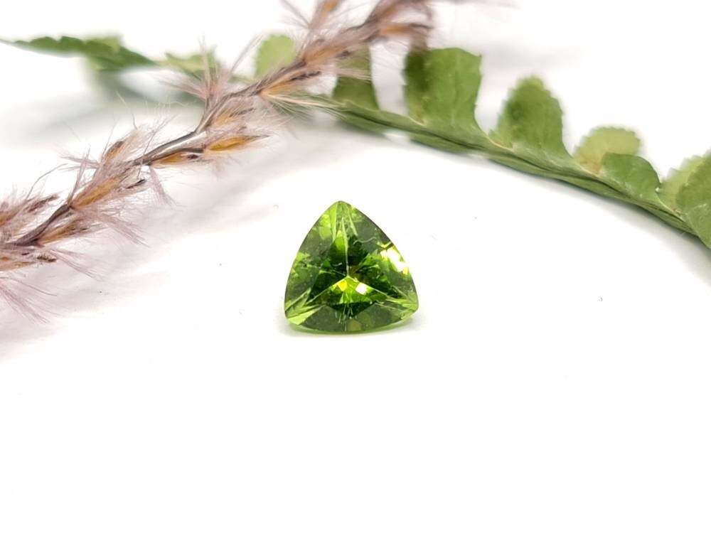 Peridot Trilliant, facettiert, grün 8x8mm 1,99ct (Nr.312)