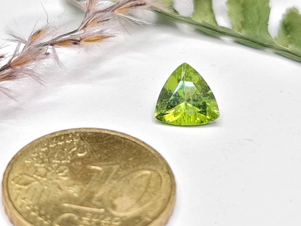 Peridot, Trilliant facettiert in hellgrün 8mm 1,36ct (Nr.314)