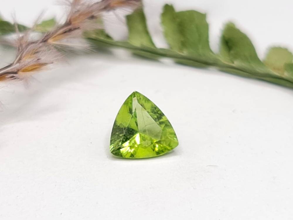 Peridot, Trilliant facettiert in hellgrün 8mm 1,36ct (Nr.314)