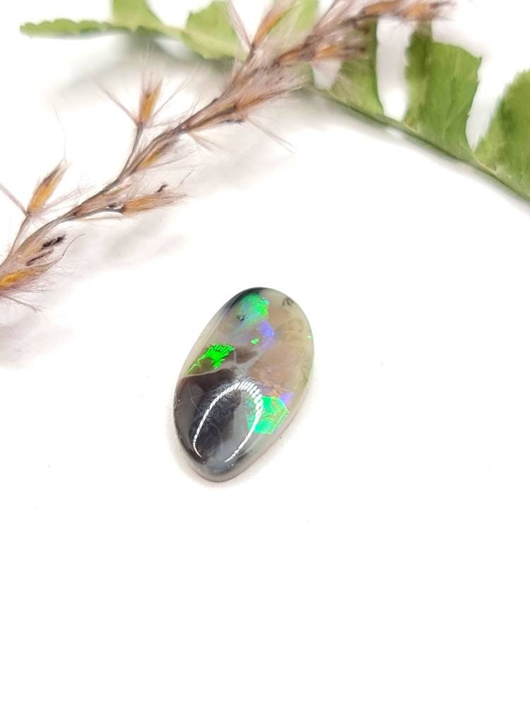 Australischer Semi-Black Opal mit tollem Farbspiel, Lightning Ridge, blau, grün, rot 14,8x8,6mm 2,41ct (Nr.316)