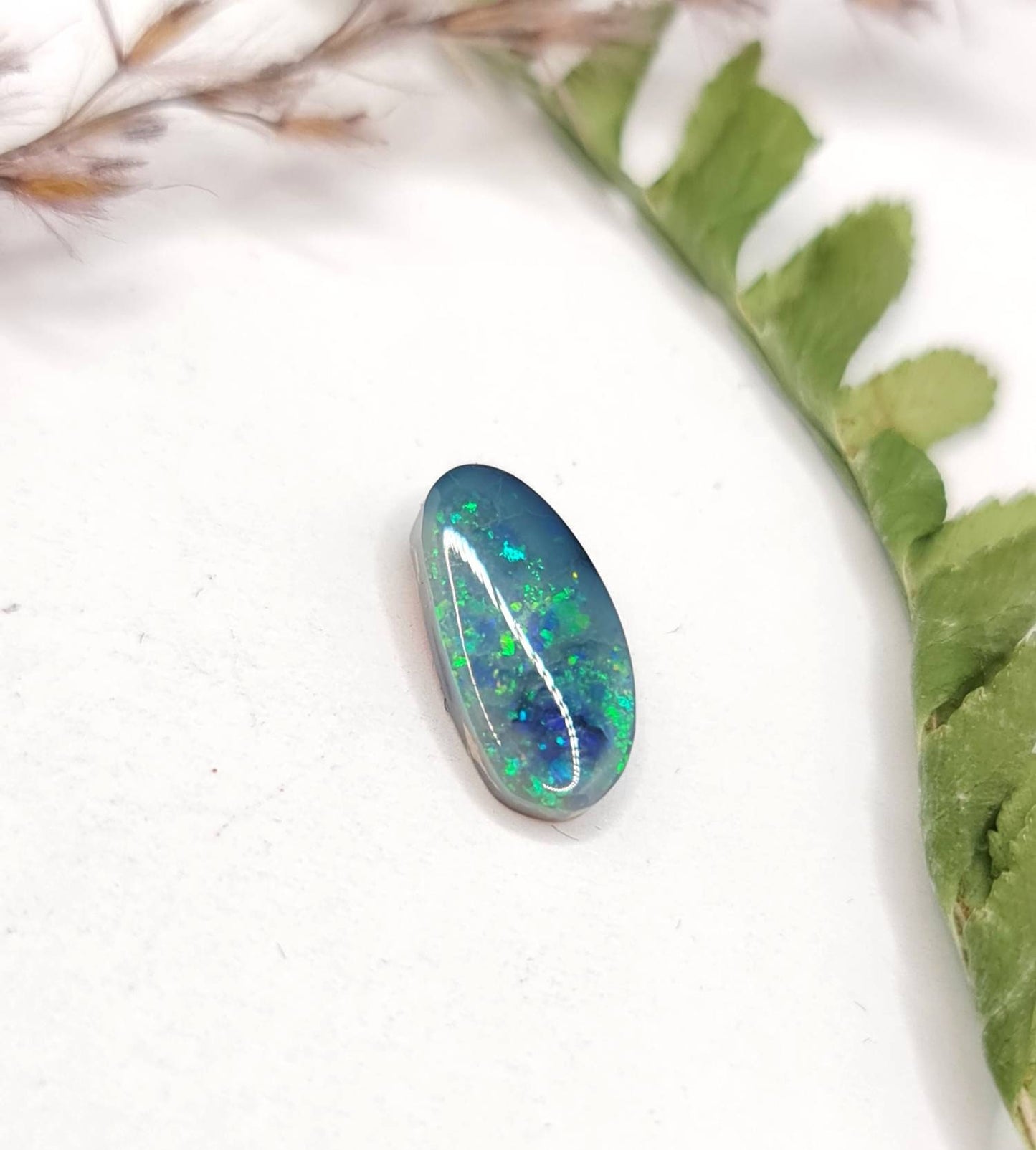 Australischer schwarzer Opal, Lightning Ridge, blau / grün Cabochon oval 15x7x3mm 2,3ct (Nr.318)