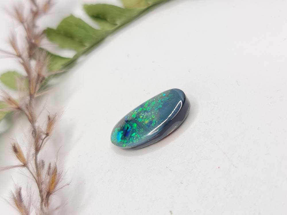 Australischer schwarzer Opal, Lightning Ridge, blau / grün Cabochon oval 15x7x3mm 2,3ct (Nr.318)