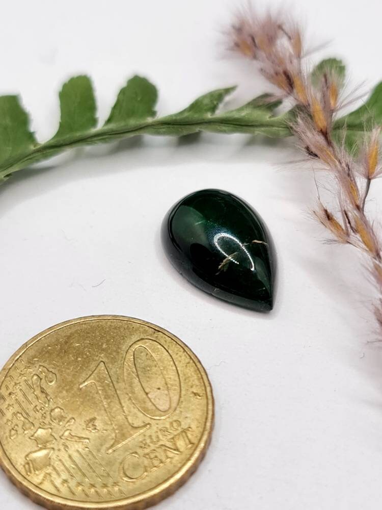 Dunkelgrüner Turmalintropfen, Cabochon 15,3x10mm 6,15ct (Nr.341)