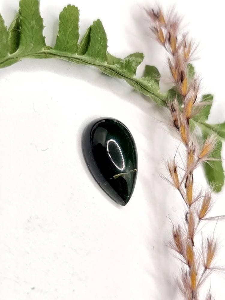 Dunkelgrüner Turmalintropfen, Cabochon 15,3x10mm 6,15ct (Nr.341)