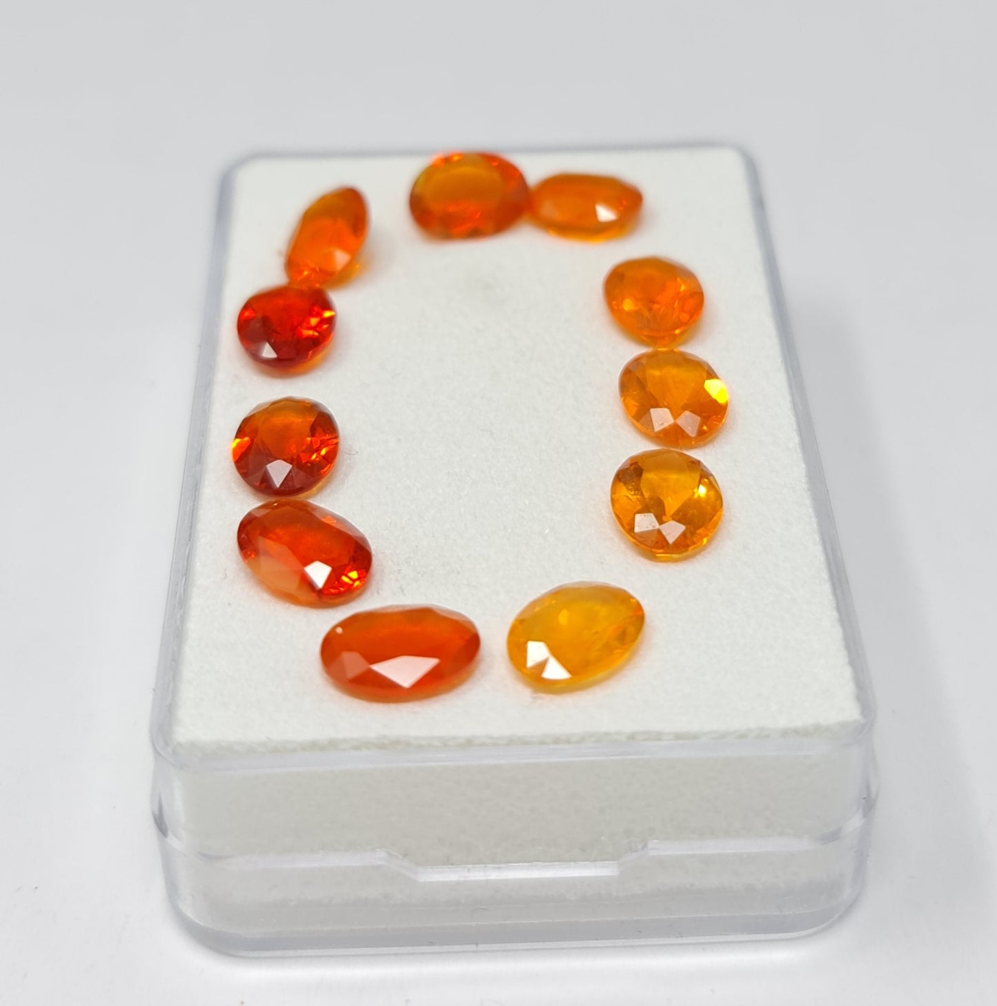 Nr.133  Set aus 11 Stück mexikanische Feueropale, Farbverlauf orange bis rot, oval facettiert,8x6mm insg. 9ct !