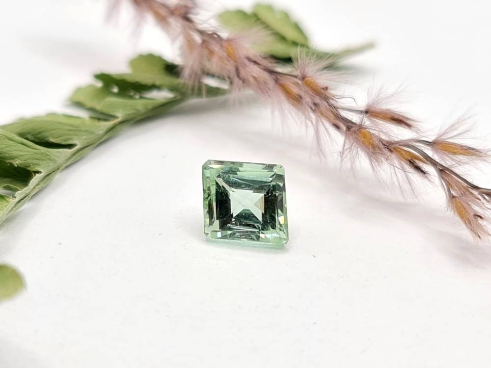 Facettierter grüner Turmalin, Raute, 6,8x6,4mm 1,92ct (Nr.375)