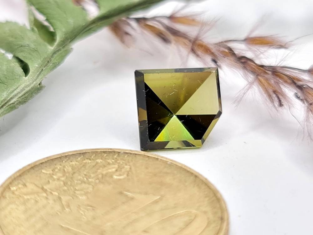 Facettierter grüner Turmalin, carree, quadrat, Spiegelschliff Sonderform 8x7,5mm 2,16ct (Nr.403)