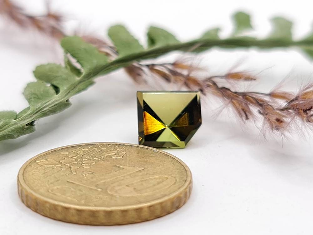 Facettierter grüner Turmalin, carree, quadrat, Spiegelschliff Sonderform 8x7,5mm 2,16ct (Nr.403)