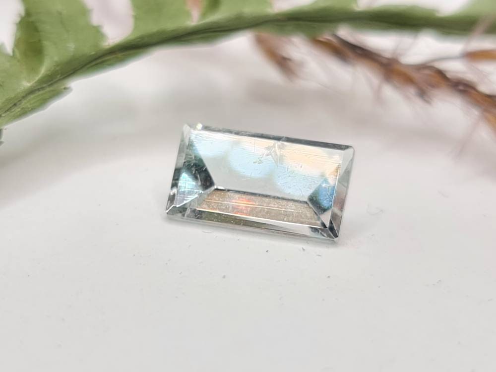 Facettierter weißer Turmalin im Spiegelschliff, Rechteck 11x6mm 2,23ct (Nr.409)