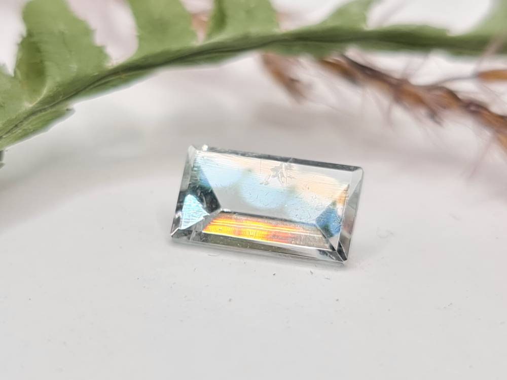 Facettierter weißer Turmalin im Spiegelschliff, Rechteck 11x6mm 2,23ct (Nr.409)