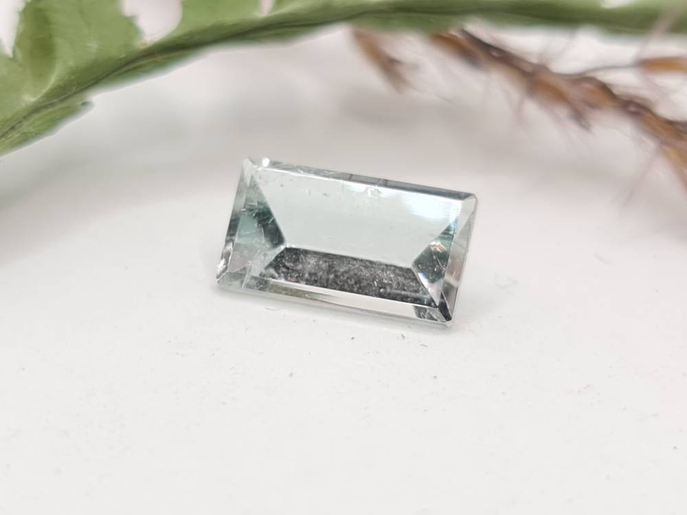 Facettierter weißer Turmalin im Spiegelschliff, Rechteck 11x6mm 2,23ct (Nr.409)