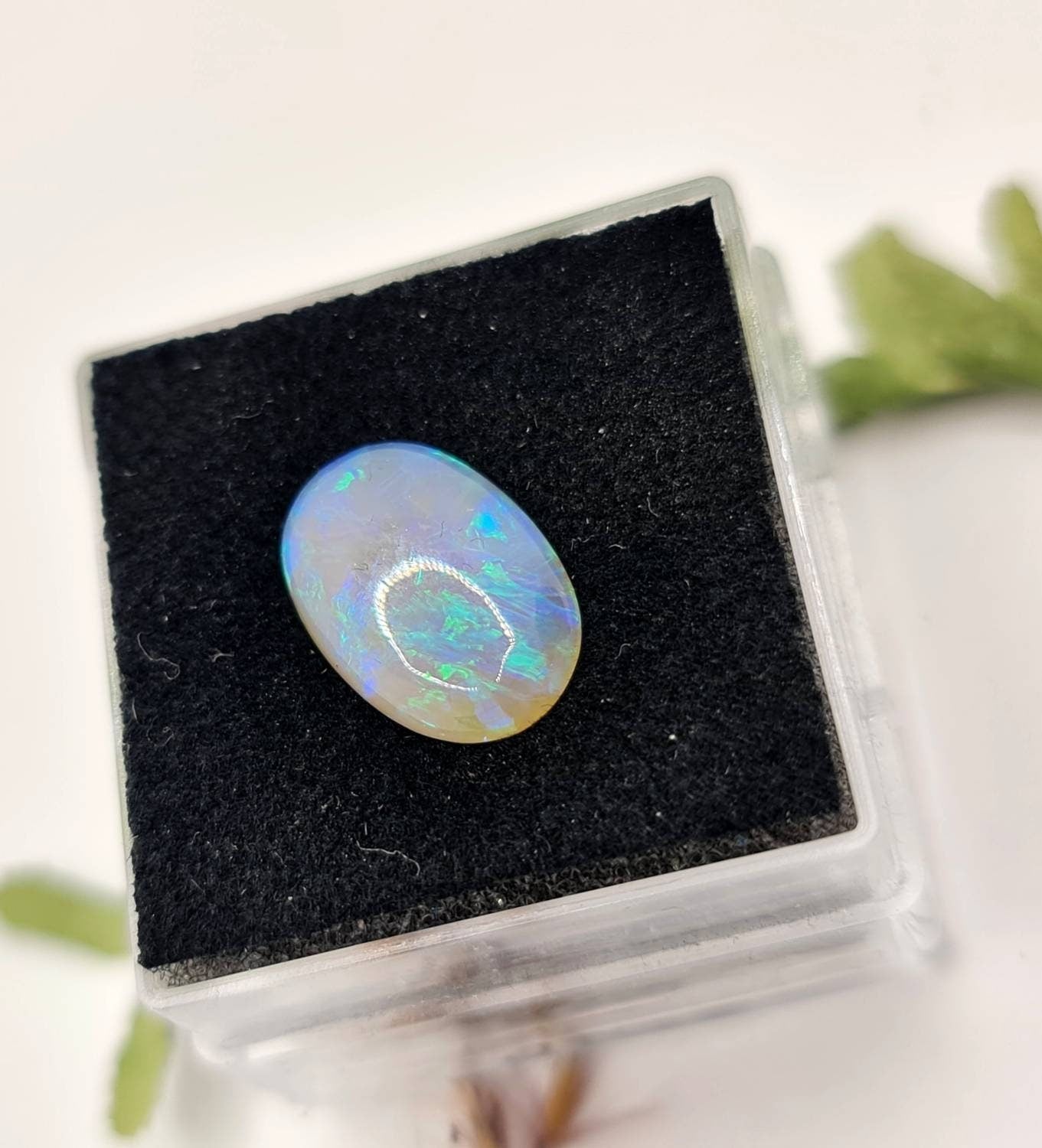 Australischer Semicrystal Opal aus Lightning Ridge, 13,3x8,8mm 2,1ct (Nr.436)