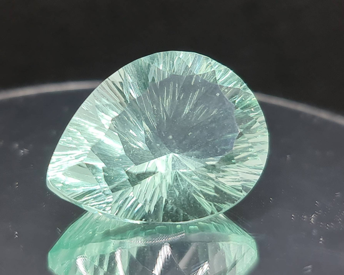 Nr.179 Grüner Fluorit, facettiert im Concave-Schliff, Tropfen/Träne 26x20mm 44,15ct