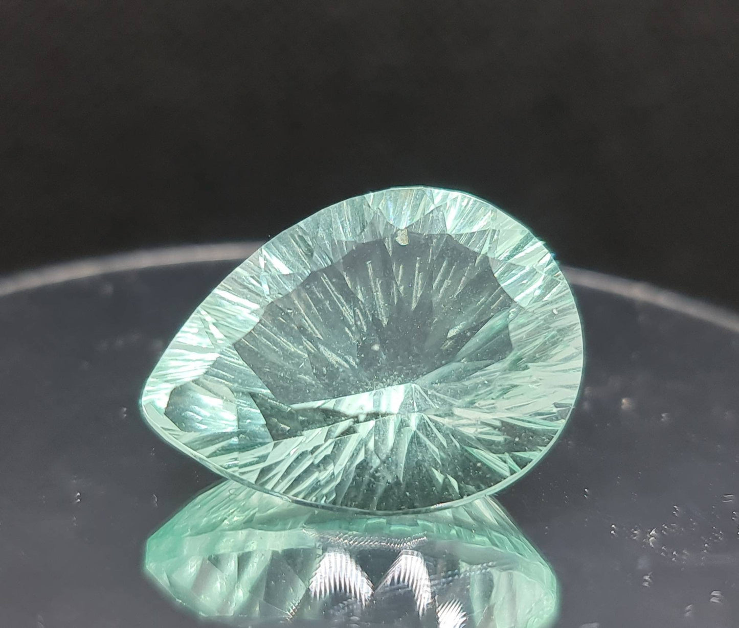 Nr.179 Grüner Fluorit, facettiert im Concave-Schliff, Tropfen/Träne 26x20mm 44,15ct