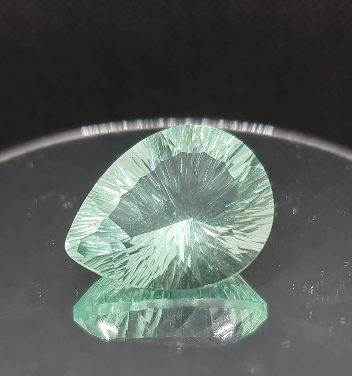 Nr.179 Grüner Fluorit, facettiert im Concave-Schliff, Tropfen/Träne 26x20mm 44,15ct