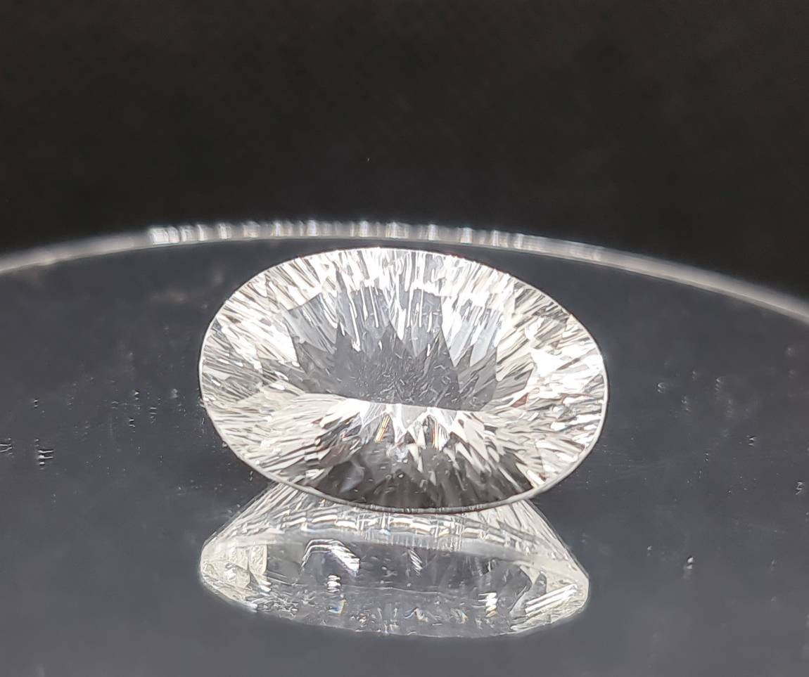 Nr.180 Weißer Fluorit im Concave Schliff oval 22x14,7mm 23.68ct