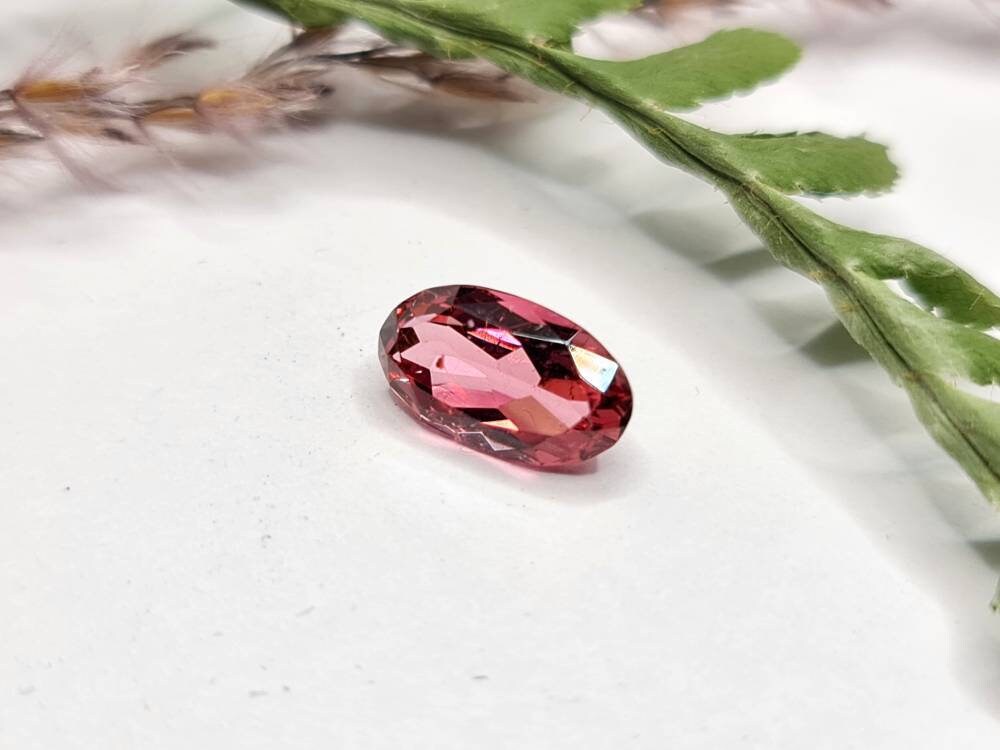 Nr.194 Rosa Turmalin facettiert aus Madagascar, oval mit 10,7x6,1mm und 1,96ct