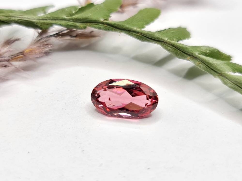 Nr.194 Rosa Turmalin facettiert aus Madagascar, oval mit 10,7x6,1mm und 1,96ct