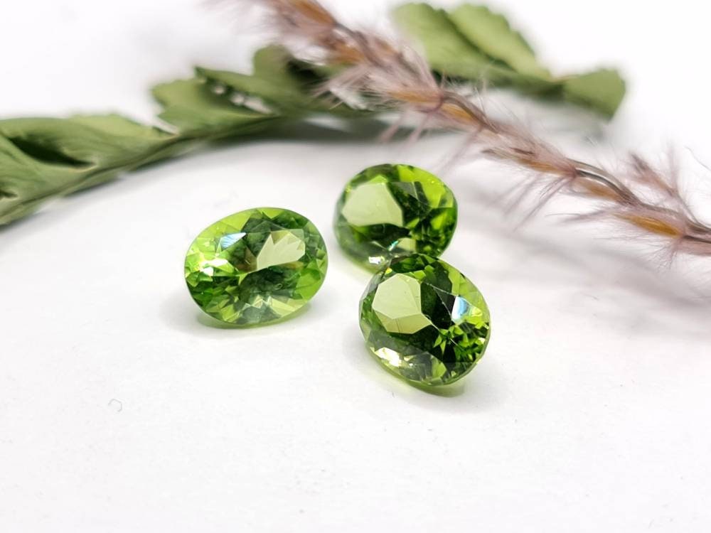 Nr.213 Peridot facettiert, oval, grün 9x7mm Preis pro Stück