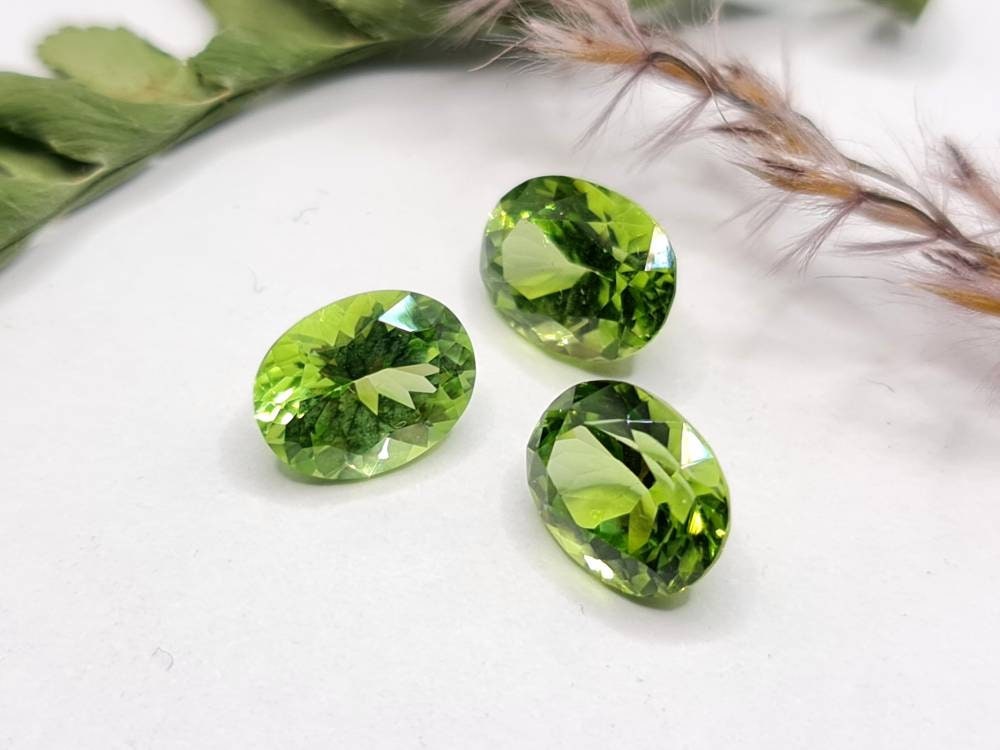 Nr.213 Peridot facettiert, oval, grün 9x7mm Preis pro Stück